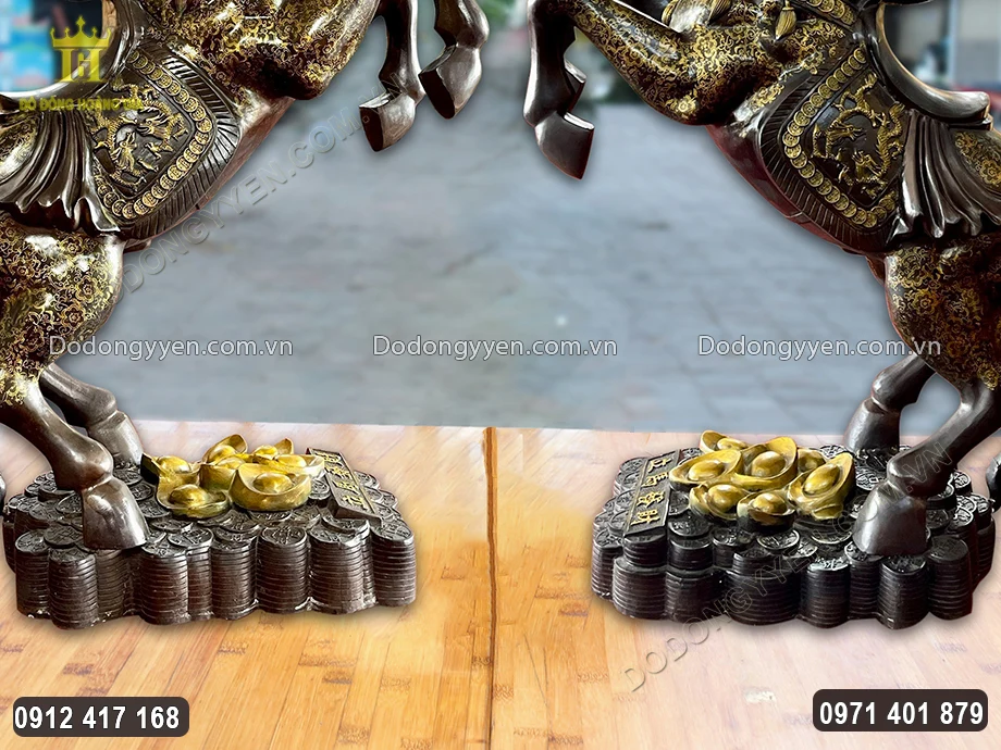 Ngựa đứng vững chắc tr&ecirc;n c&aacute;c thỏi kim nguy&ecirc;n bảo v&agrave; tiền cổ